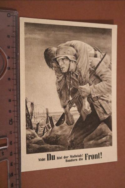 alte Postkarte - Nicht Du bist der Maßstab ! Sondern die Front !  Soldat trägt Verwundeten